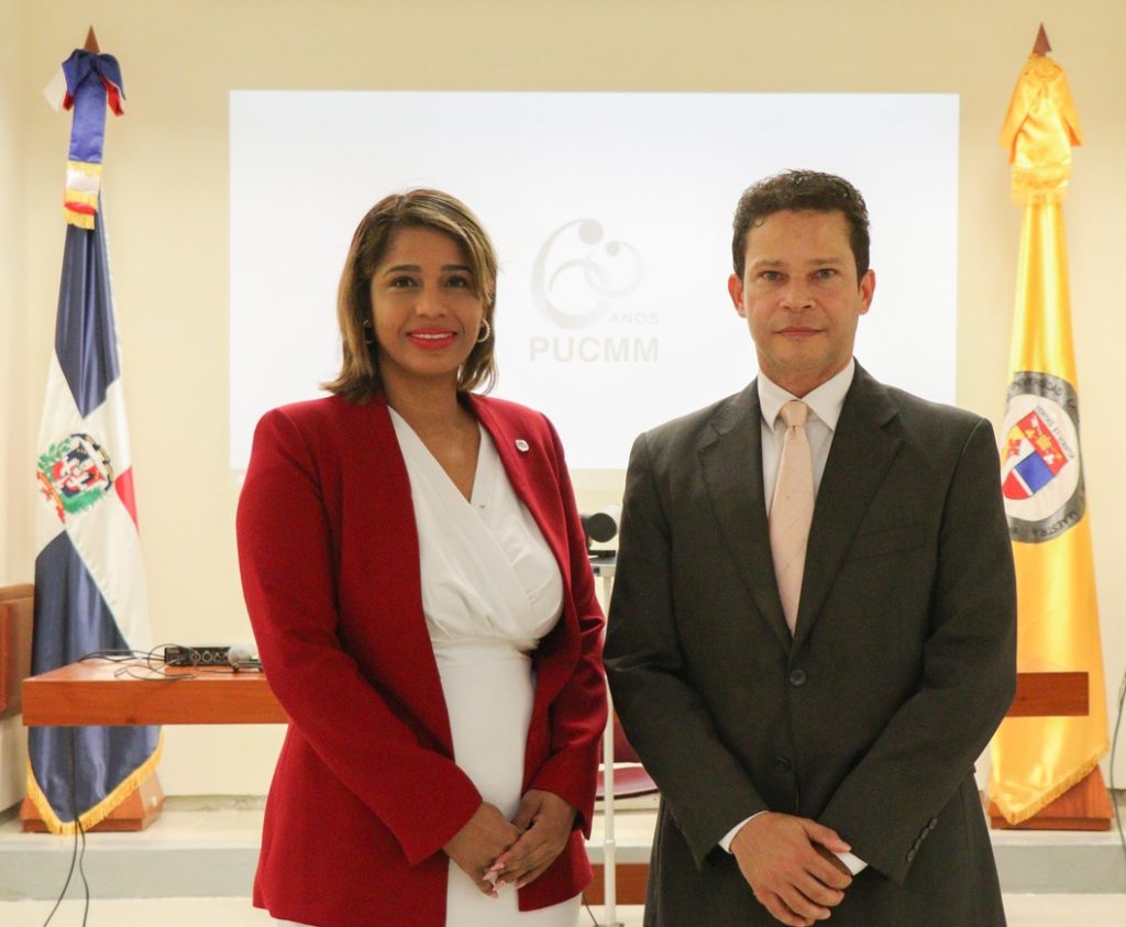 Máchelin Díaz, abogada y Edwin Rafael Espinal Hernández, director de la Escuela de Derecho de la PUCMM