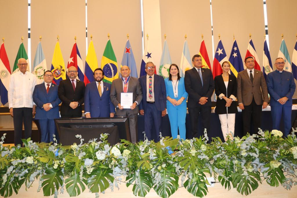 Los miembros del parlacen reconen a Santos Badía con el Honor al Mérito Centroamericano Roberto Carpio Nicolle