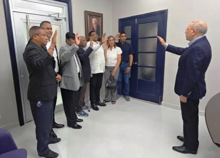 Danilo Medina juramenta expeledeistas que se habían marchado a otros partidos