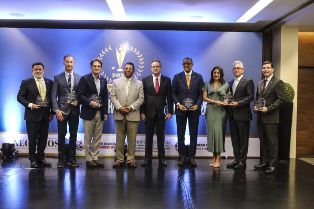 Desde izq., Iván de Jesús García, presidente. Federación Dominicana de Comerciantes (FDC), Anthony Bernal Franco, en representación de su padre, Ing-Arq Juan Bernal Jiménez, In Memoriam, fundador del Grupo NACO, Marco Hache Polanco, presidente, Antonio P. Hache & Co., Pedro Diaz Ballester, presidente Cámaras y Grupo Empresarial organizadoras de los reconocimientos, Raúl Rizek Rueda, presidente, Constructora Rizek, Colina Centro y Cámara de la Construcción (CADOCON), Fernando Pinales, presidente, Confederación de la Pequeña y Mediana Empresa (CODOPYME), Jessica Calcagno, directora ejecutiva y Juan Ml. Núñez, tesorero, Asociación Nacional de Empresas Industriales de Herrera (ANEIH), y Melvin A. Andujar, del Scotiabank.